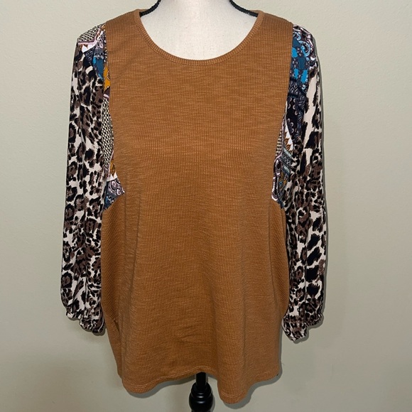 GiGio Tops - GiGio animal print tan lightweight long sleeve sweater